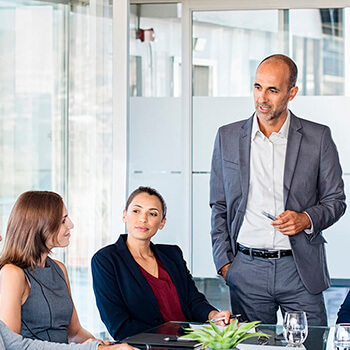 Acceso a Gescooperativo - Reunion de personas con traje en una oficina Acceso a Gescooperativo - Reunion de personas con traje en una oficina