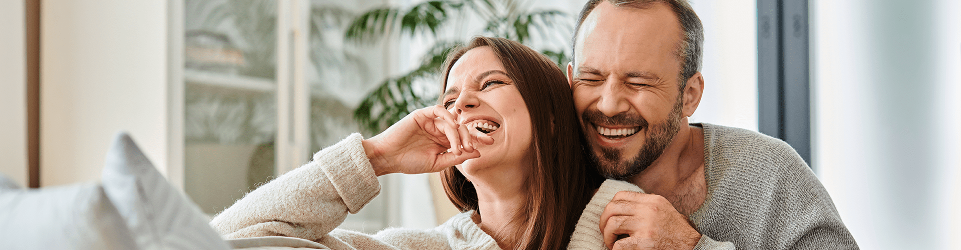 Pareja de funcionarios felices