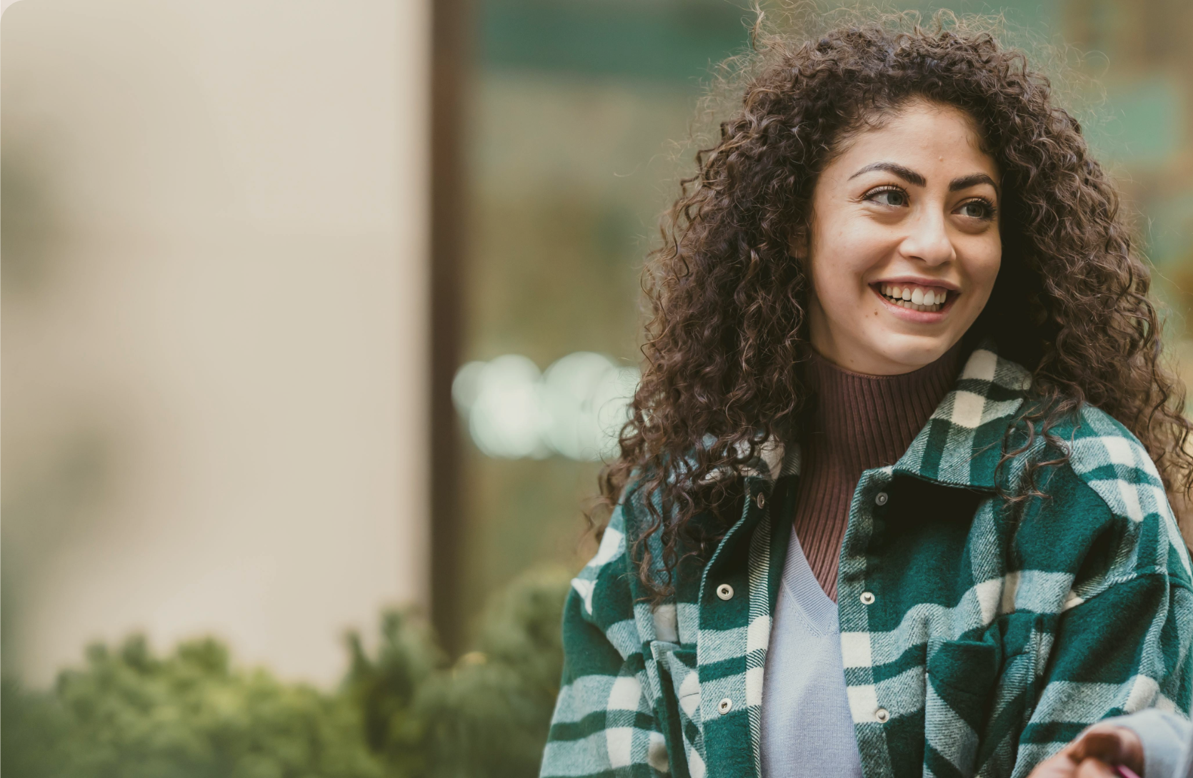 noia somrient, Comptes i targetes