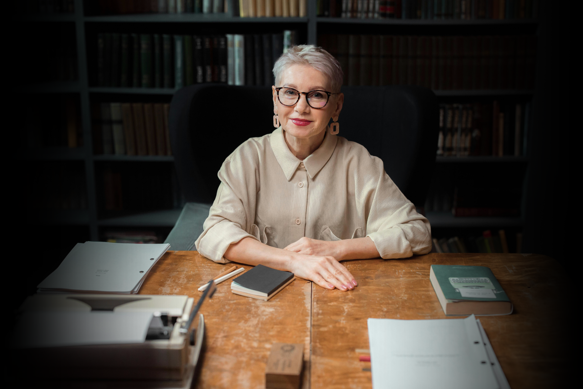 Una dona mira a la càmera