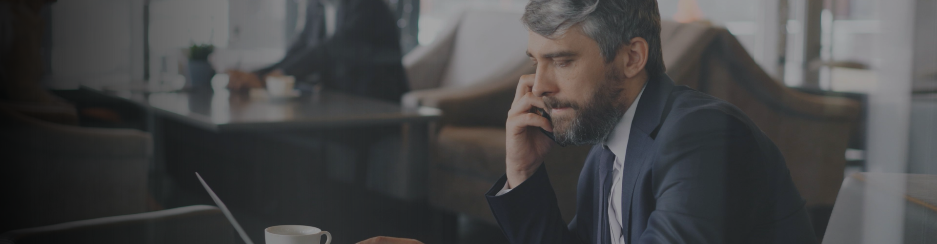 Hombre de negocios hablando por teléfono en una cafetería
