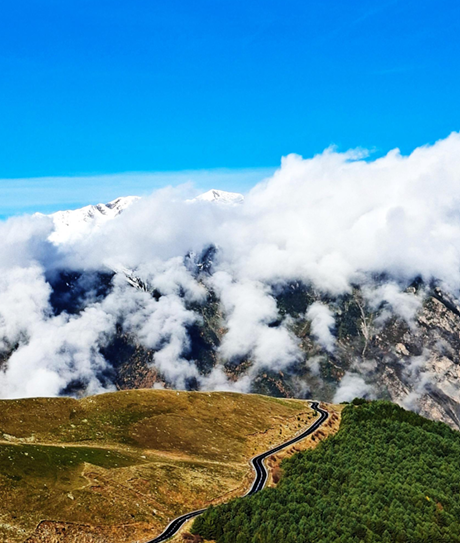 montañas rodeadas de nubes