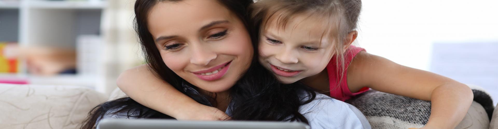 Madre e hijo felices