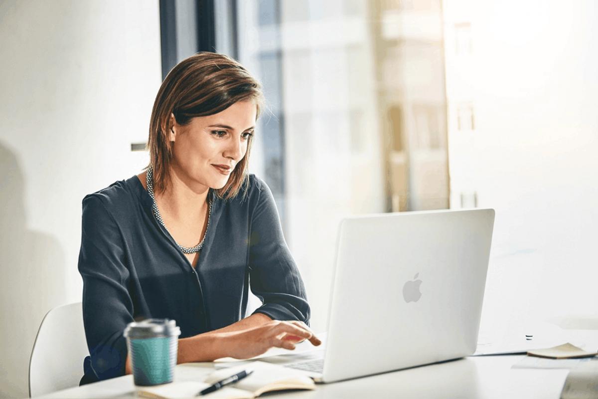 Chica usando MacBook