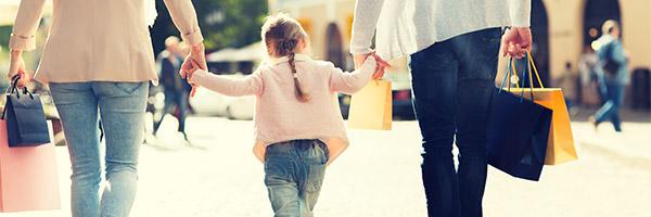 Cuenta en Marcha - Familia de compras en la ciudad con su hija Cuenta en Marcha - Familia de compras en la ciudad con su hija