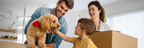 Familia con perrito caniche de mudanza